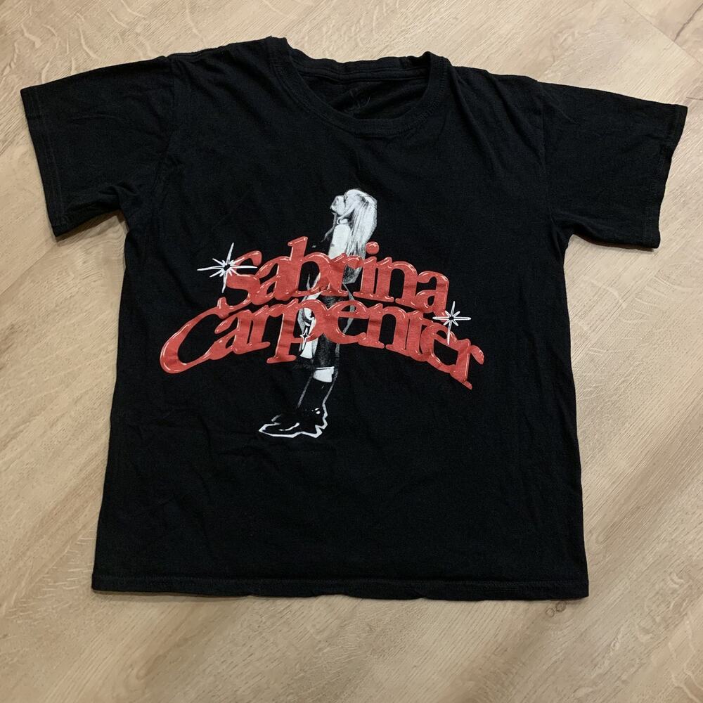 Sabrina Carpenter T-Shirt Black Red Portrait Spell Out Graphic Tee Women's Small